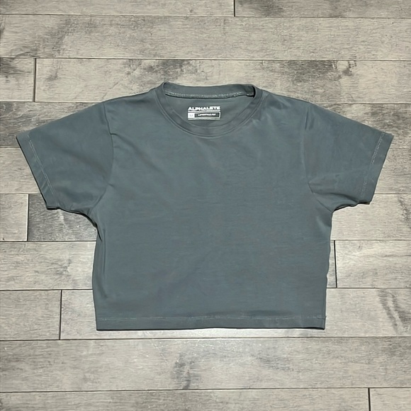 Alphalete Essential Short Sleeve Crop Lifestyle T-Shirt - Concrete - Medium - Picture 2 of 6